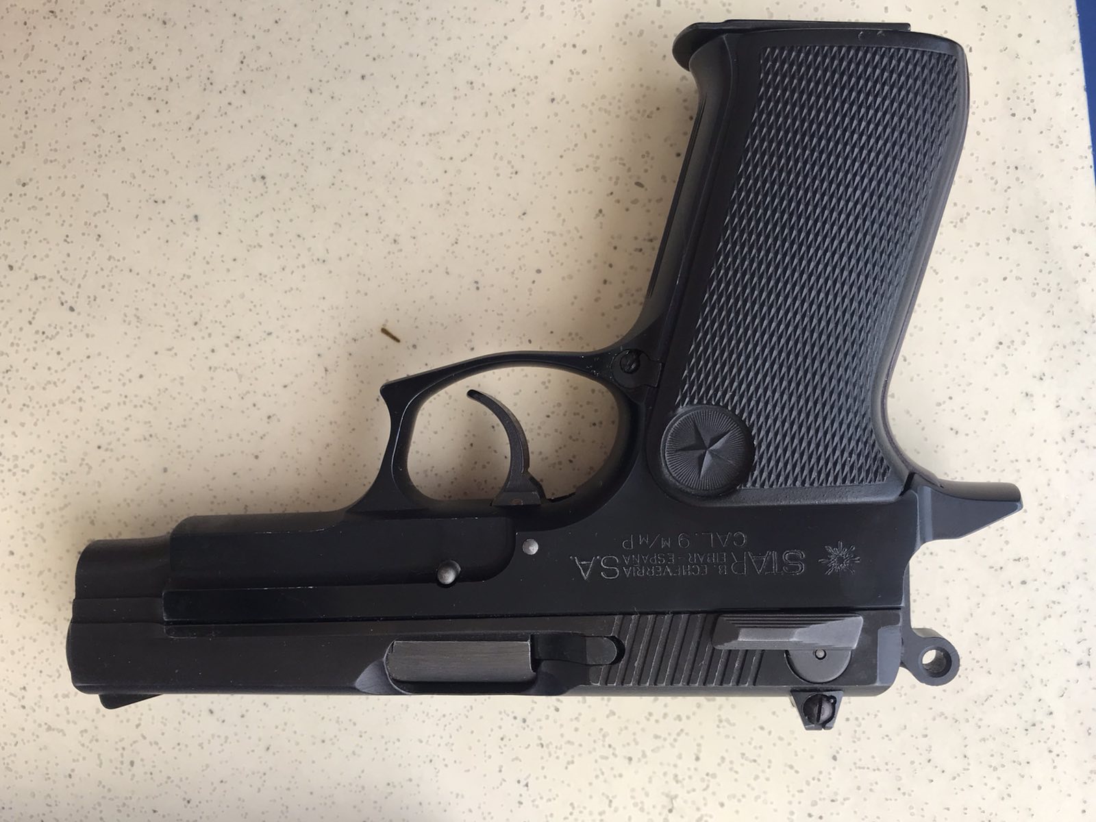 СЕ ПРОДАВА ПИШТОЛ