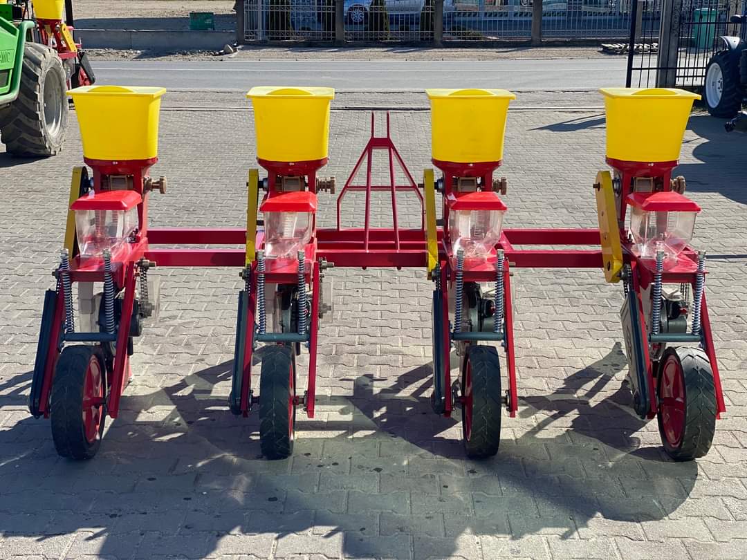 MEHANICKI SEALKI ZA PCENKA SO DEPOZITOR ZA GUBRE AGROKUN