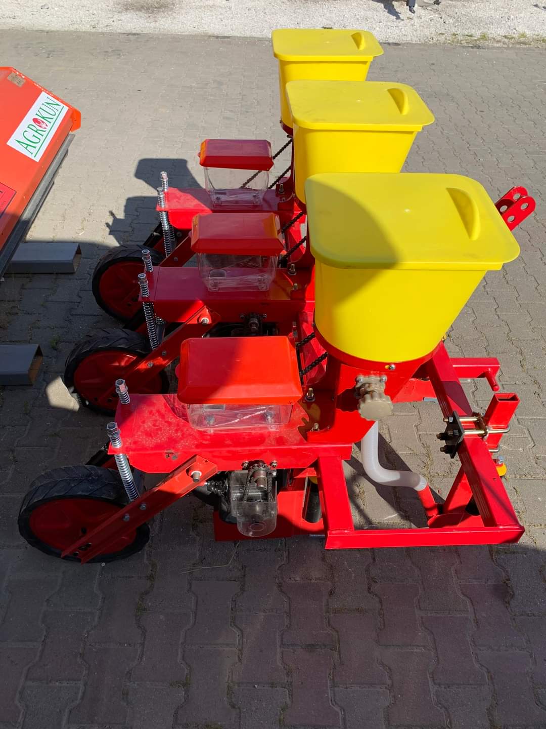 MEHANICKI SEALKI ZA PCENKA SO DEPOZITOR ZA GUBRE AGROKUN