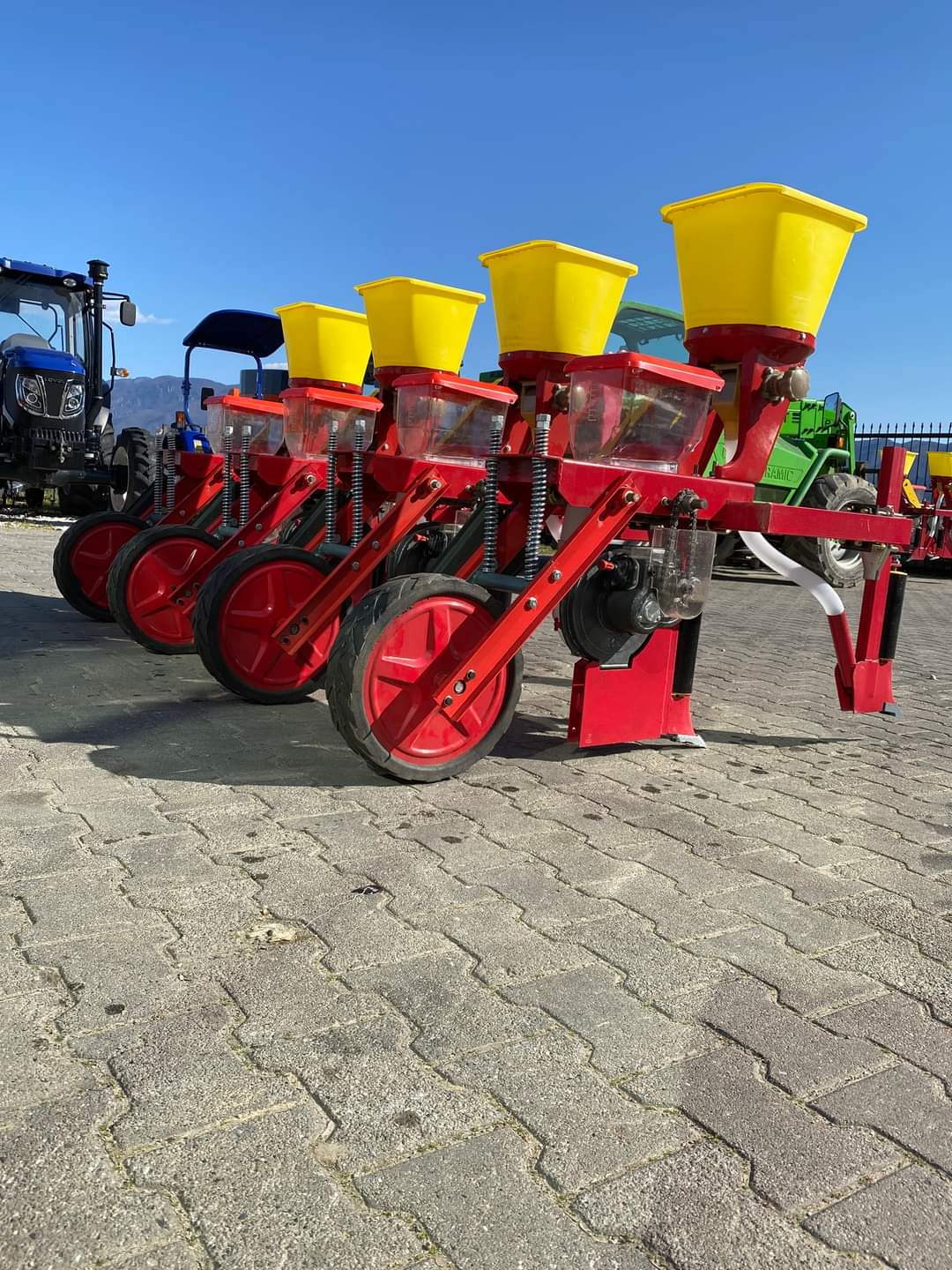 MEHANICKI SEALKI ZA PCENKA SO DEPOZITOR ZA GUBRE AGROKUN