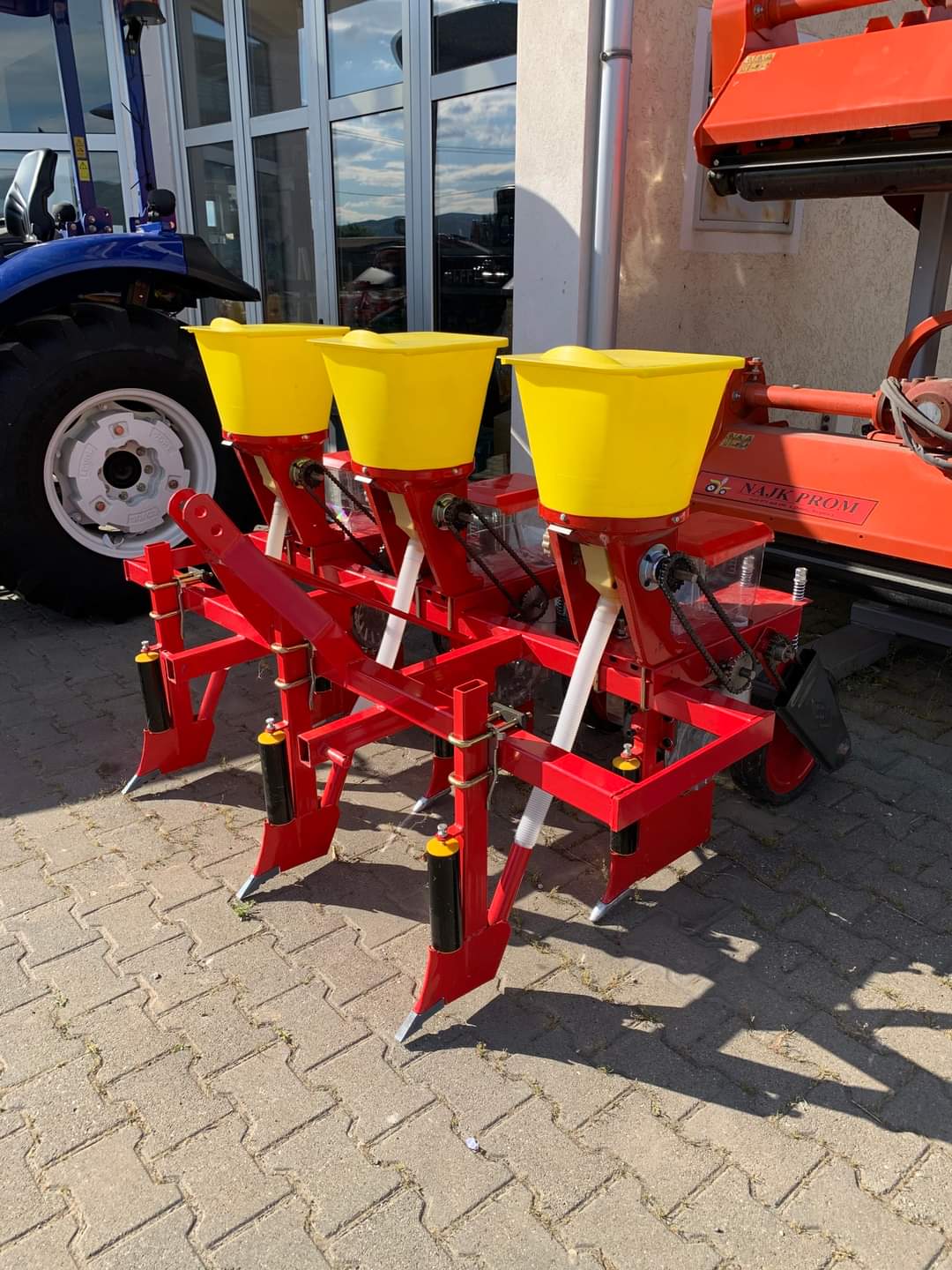 MEHANICKI SEALKI ZA PCENKA SO DEPOZITOR ZA GUBRE AGROKUN