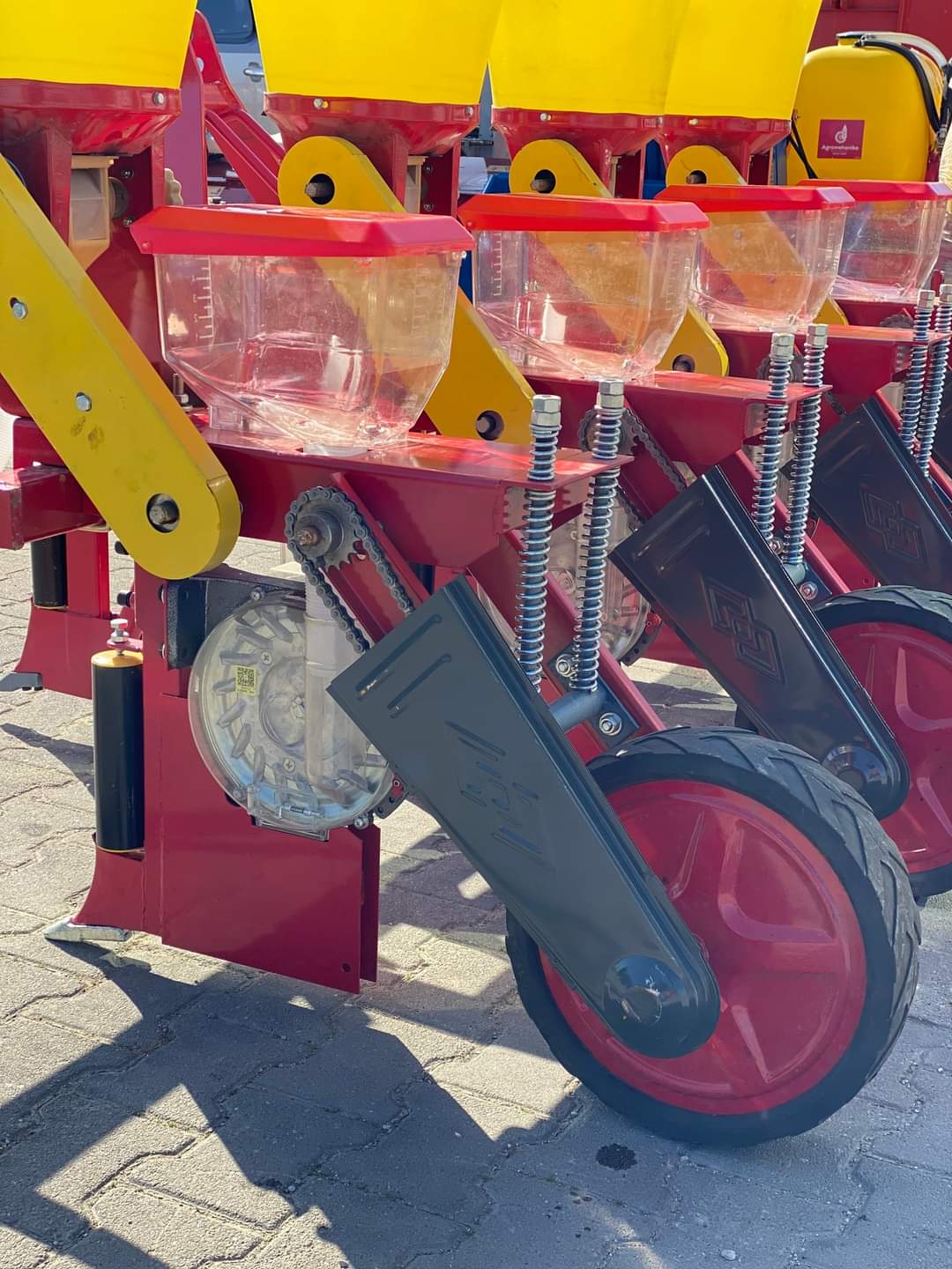 MEHANICKI SEALKI ZA PCENKA SO DEPOZITOR ZA GUBRE AGROKUN