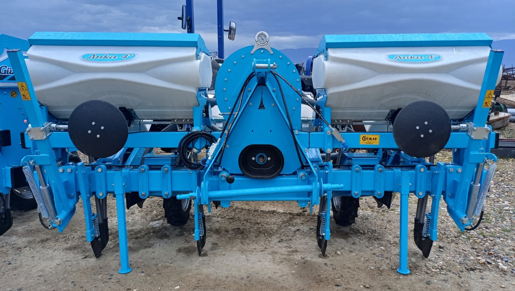 SEALKA ZA PCENKA GUNGOR / VAKUMSKA / 4 REDNA / SO DEPOZITOR ZA GUBRE