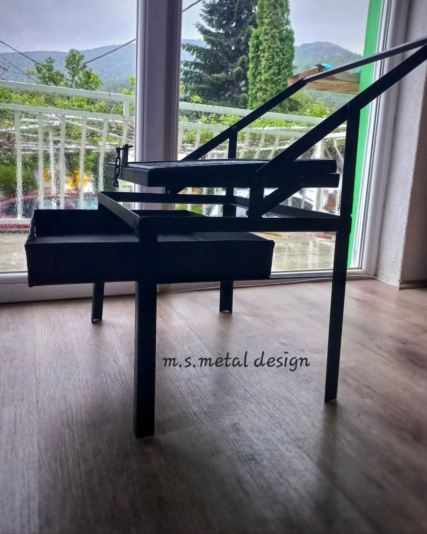 Се продава скара на жар димензии ( 35x50x45cm)