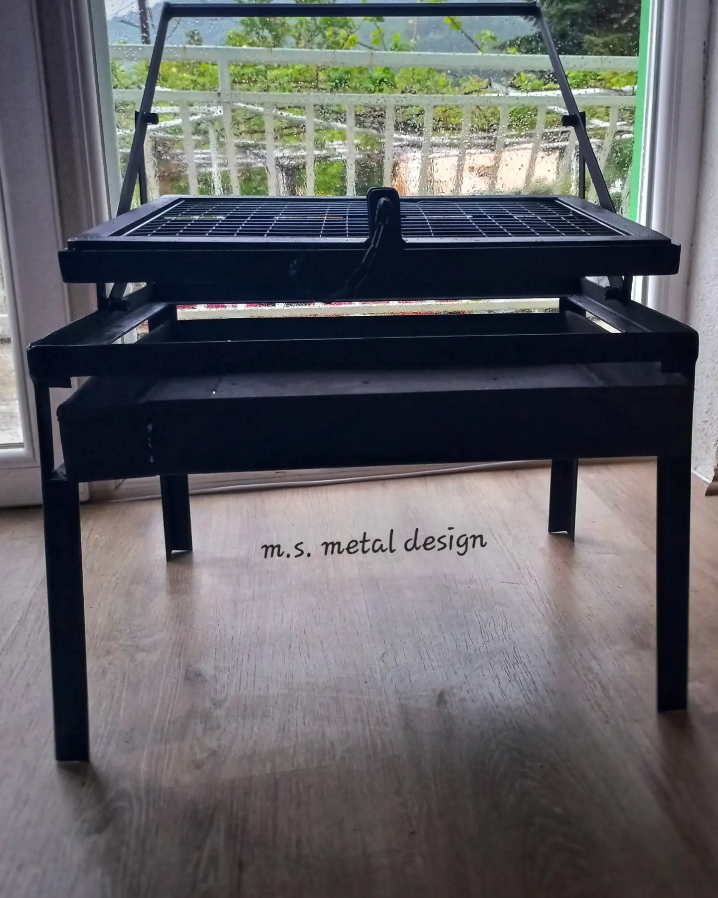 Се продава скара на жар димензии ( 35x50x45cm)