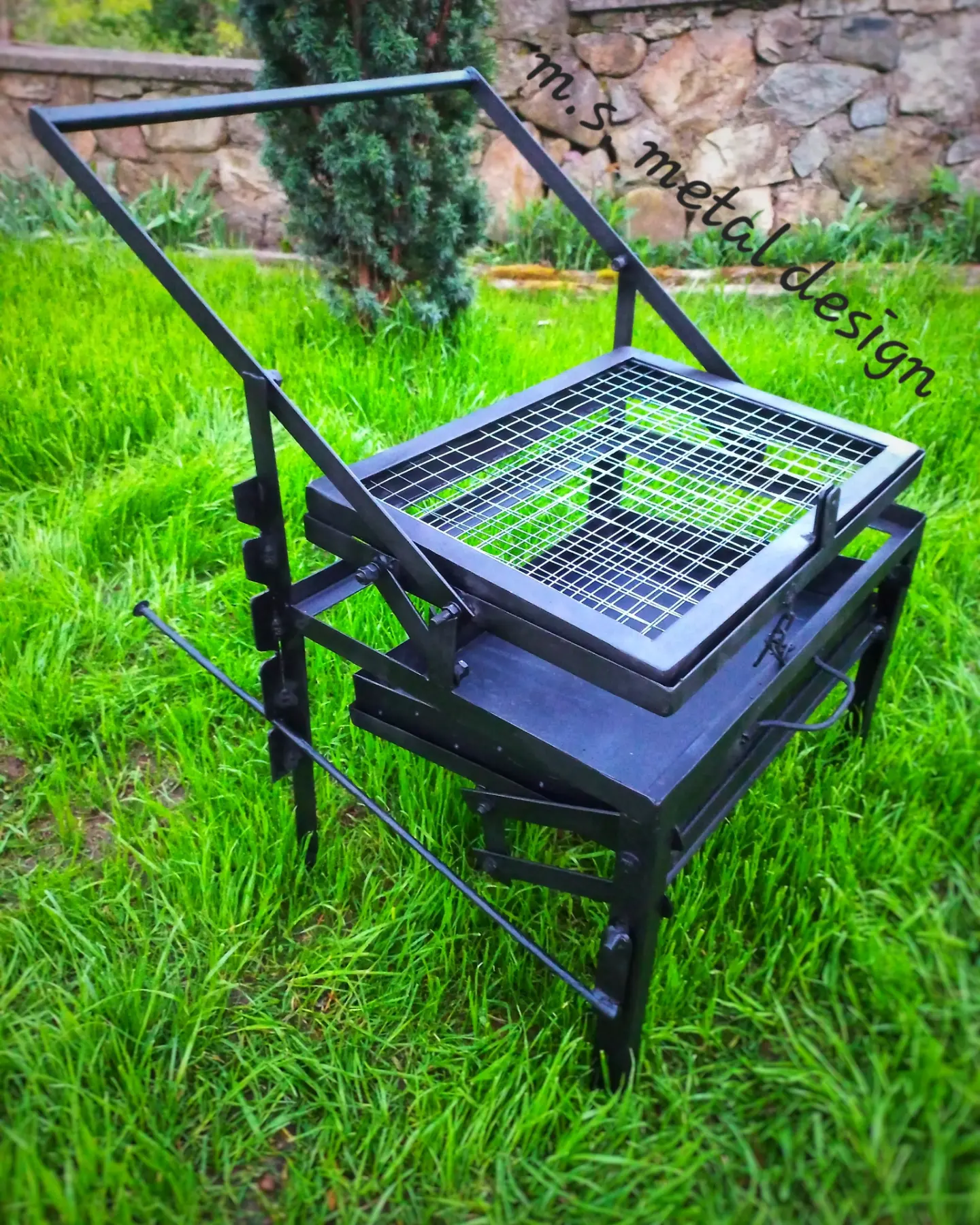 Се продава скара на жар со механизам на ротирање и можност за подесување