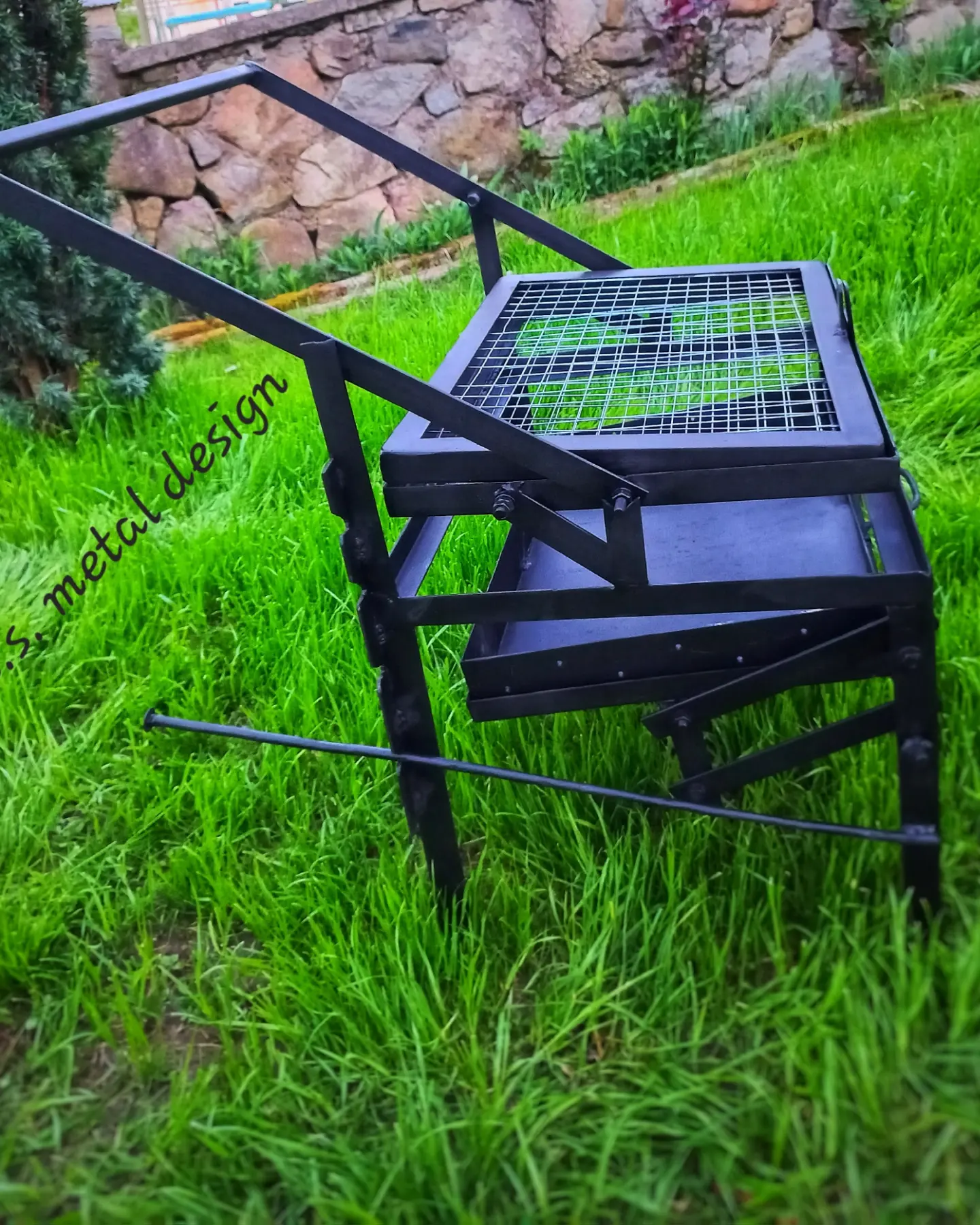 Се продава скара на жар со механизам на ротирање и можност за подесување