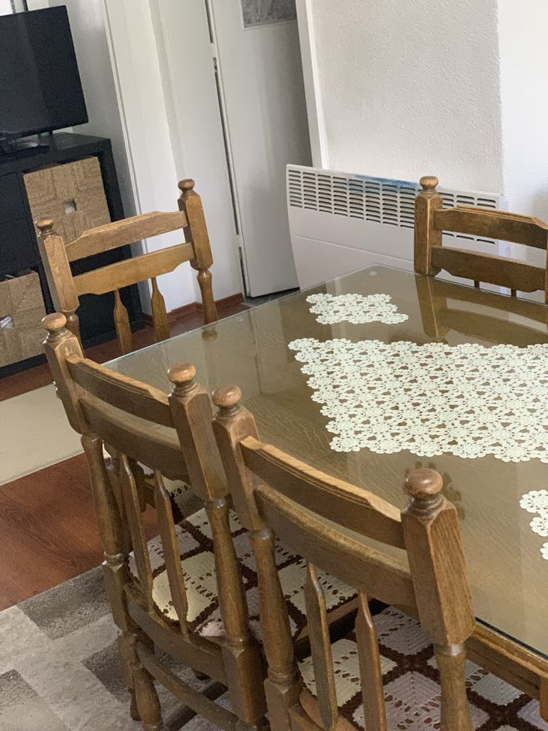 ТРПЕЗАРИСКА МАСА СО СТАКЛО ЗА ПЛОТНА И ШЕСТ ТРПЕЗАРИСКИ СТОЛОВИ