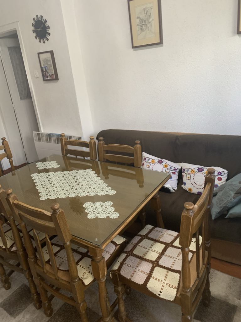 ТРПЕЗАРИСКА МАСА СО СТАКЛО ЗА ПЛОТНА И ШЕСТ ТРПЕЗАРИСКИ СТОЛОВИ