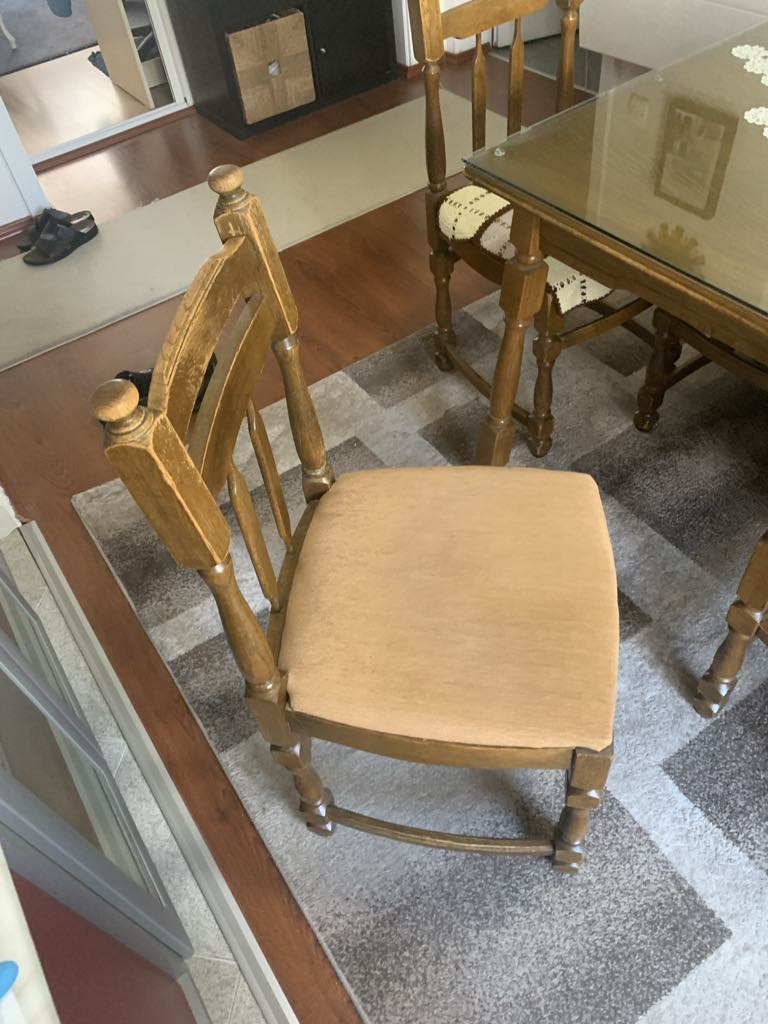 ТРПЕЗАРИСКА МАСА СО СТАКЛО ЗА ПЛОТНА И ШЕСТ ТРПЕЗАРИСКИ СТОЛОВИ