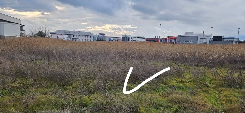 Цена 70 евра М2 Се продава парцела 4091м2 во индустриска зона во општина Илинден. Тел: 078263326.