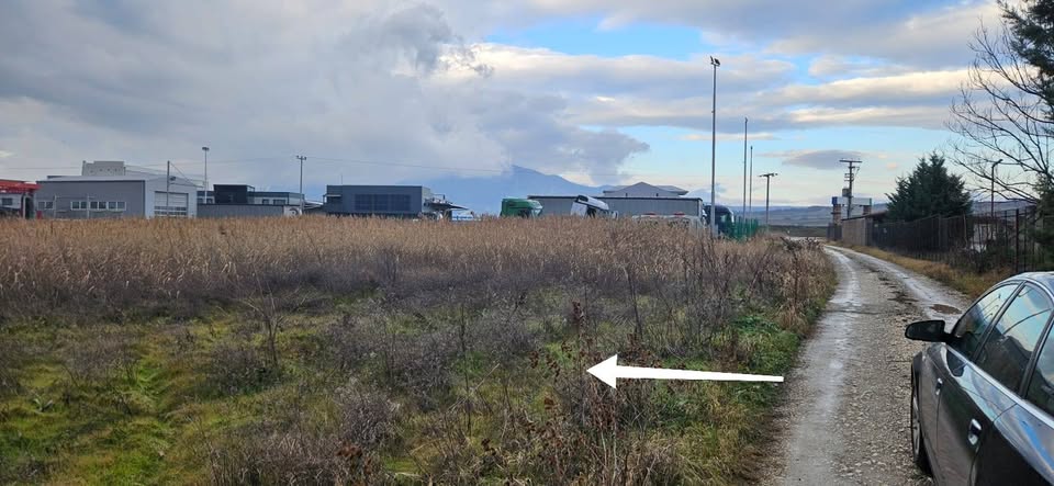 Цена 70 евра М2 Се продава парцела 4091м2 во индустриска зона во општина Илинден. Тел: 078263326.