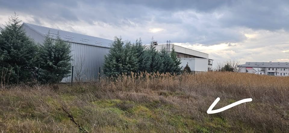 Цена 70 евра М2 Се продава парцела 4091м2 во индустриска зона во општина Илинден. Тел: 078263326.