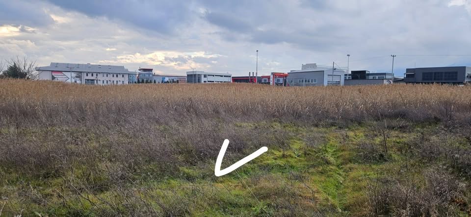 Цена 70 евра М2 Се продава парцела 4091м2 во индустриска зона во општина Илинден. Тел: 078263326.