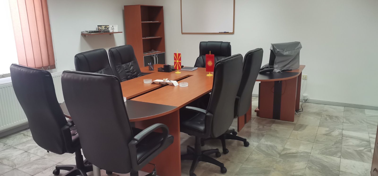 Издавам магацин и канцеларии